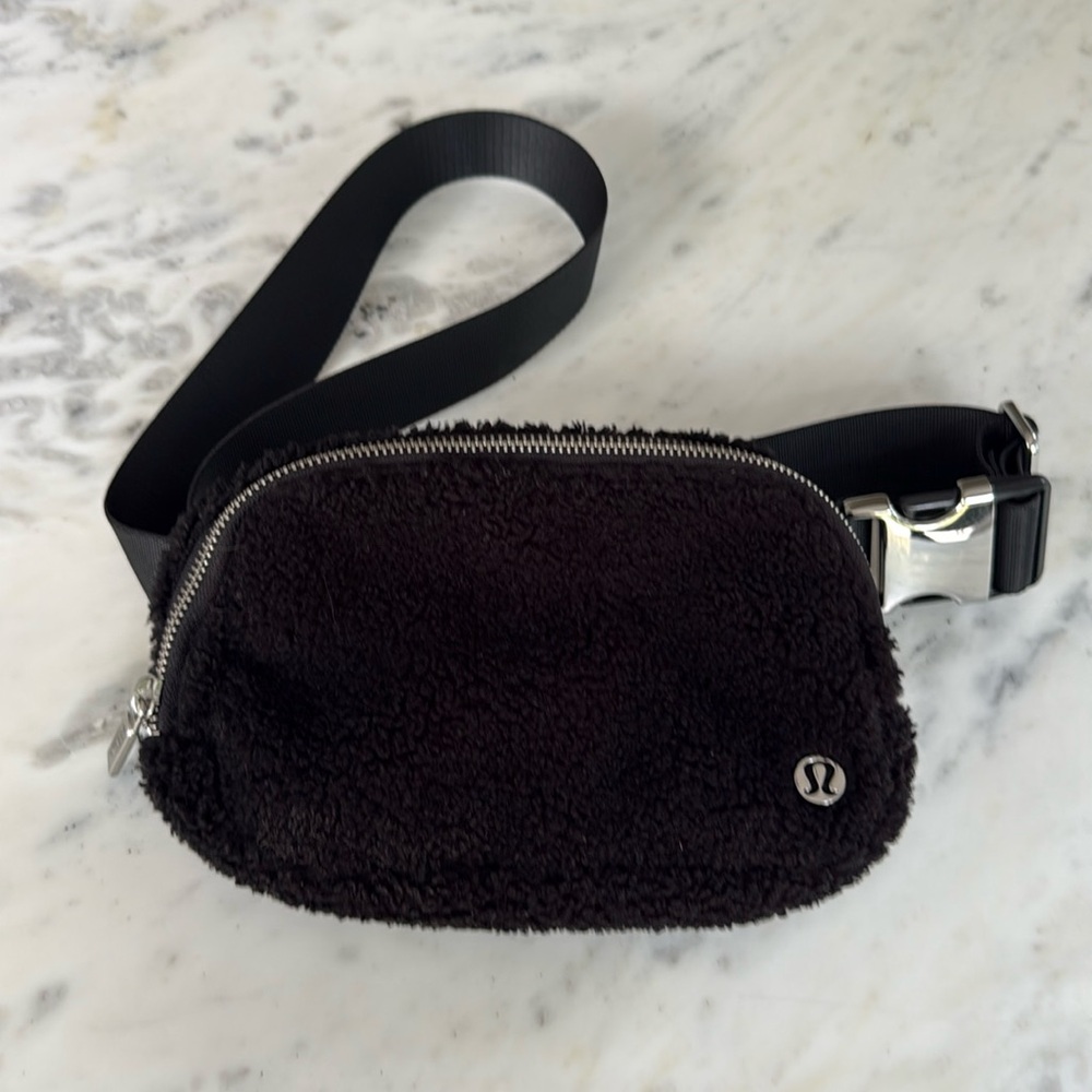 Lululemon black and silver crossbody bag. Fleece 1l standard size.